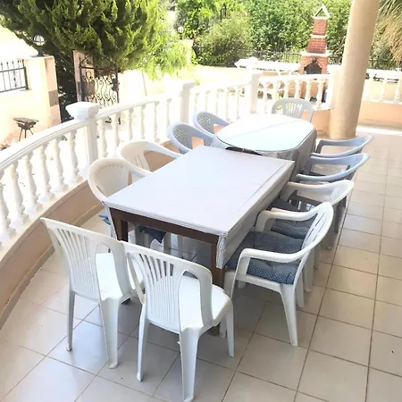 Altinkumda 12 Kisilik Oezel Havuzlu Villa Kamp alanı