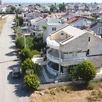 אתר קמפינג Altinkumda 12 Kisilik Oezel Havuzlu Villa דידים